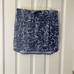 Athleta skirt with built in shorts, Womens S, blue floral with zip front pockets